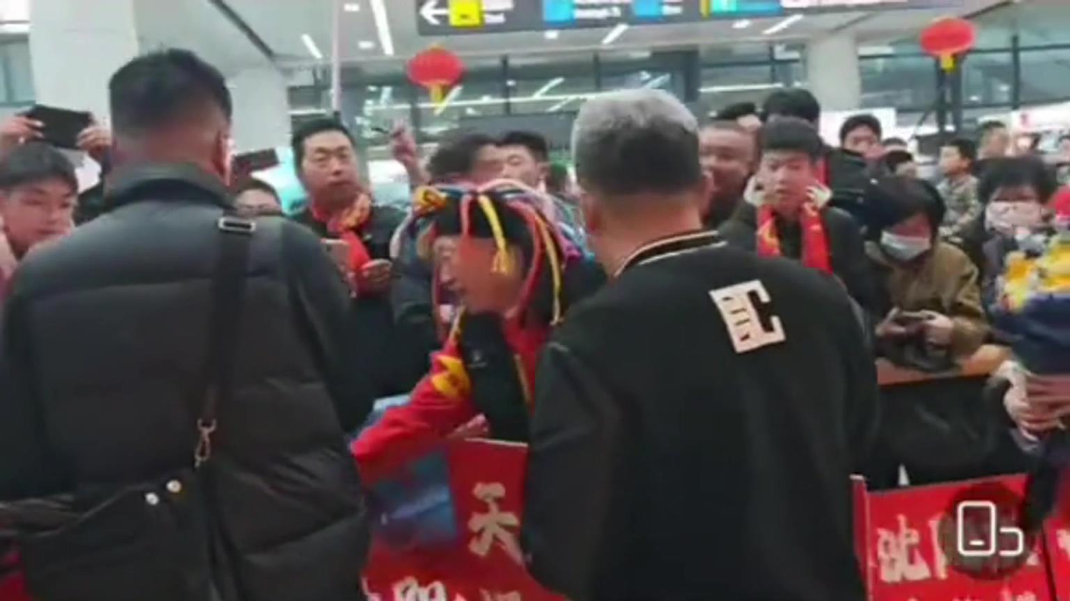 不满!辽宁铁人球迷接机时,质问李金羽为什么不用邦本 不满!辽宁铁人球迷接机时,质问李金羽为什么不用邦本