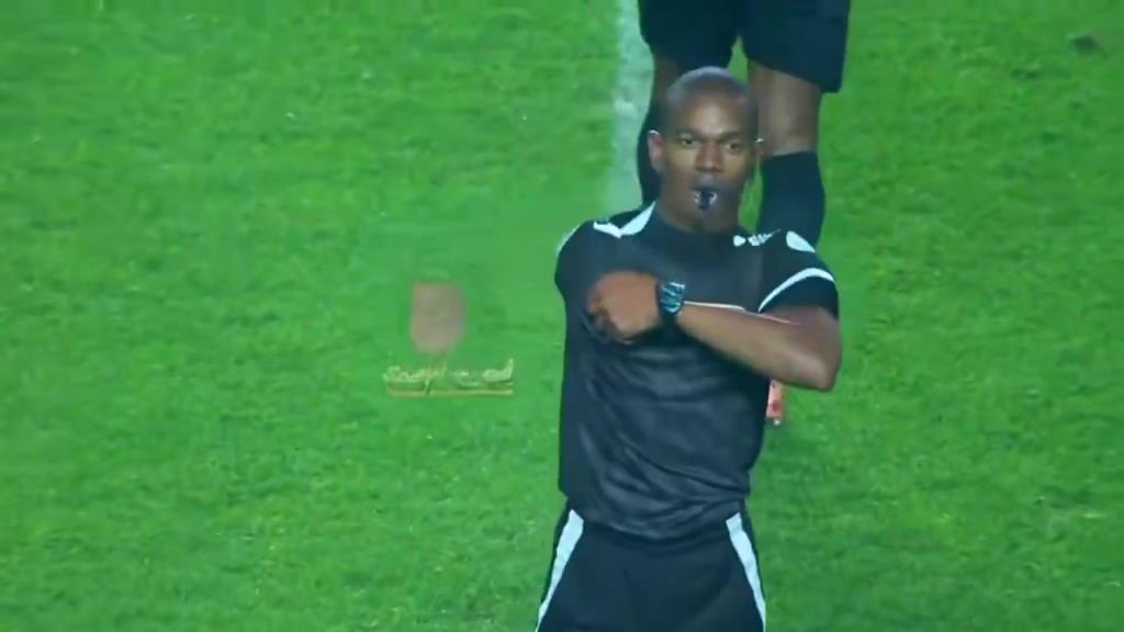 眼神杀!裁判萨尔霸气执法:敢挑衅我的权威?红牌请你下场! 眼神杀!裁判萨尔霸气执法:敢挑衅我的权威?红牌请你下场!