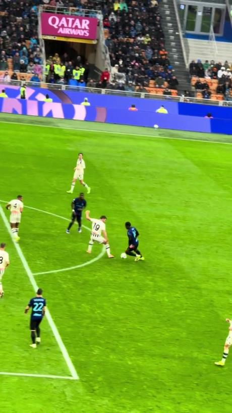 一念之差!实拍:国米前锋博尼单骑闯关杀入禁区,只可惜稍有犹豫 一念之差!实拍:国米前锋博尼单骑闯关杀入禁区,只可惜稍有犹豫