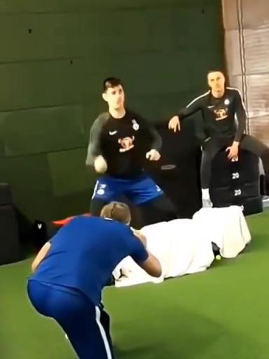 这反应绝了!当年库尔图瓦展示门将专属神仙训练法,这手速太快了 这反应绝了!当年库尔图瓦展示门将专属神仙训练法,这手速太快了