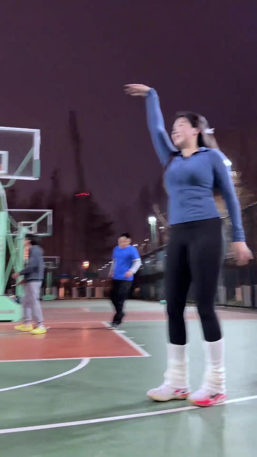 防守還是太溫柔了～ 野球場肘姐看來得我來貼防了