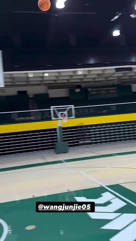 身体素质可以!王俊杰此前训练即兴来了个180单手劈扣 身体素质可以!王俊杰此前训练即兴来了个180单手劈扣