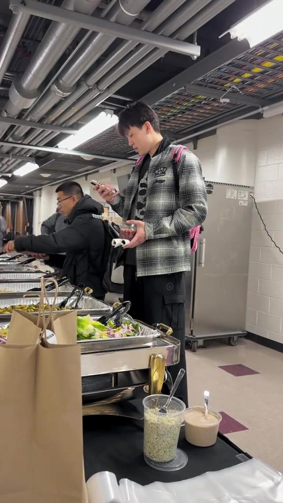 看看赛后杨瀚森在球队吃的啥? 看看赛后杨瀚森在球队吃的啥?