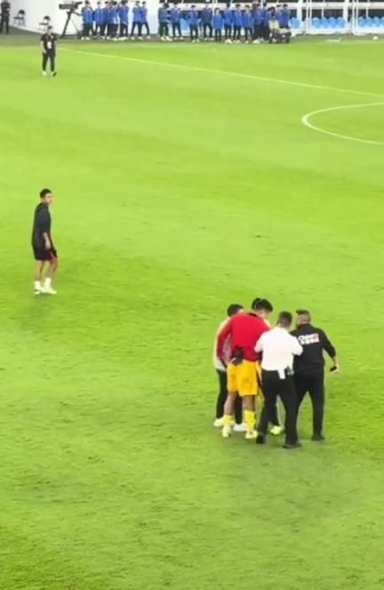 球迷冲场只为找韦世豪,一旁的刘殿座还帮着安抚,韦世豪也是宠! 球迷冲场只为找韦世豪,一旁的刘殿座还帮着安抚,韦世豪也是宠!