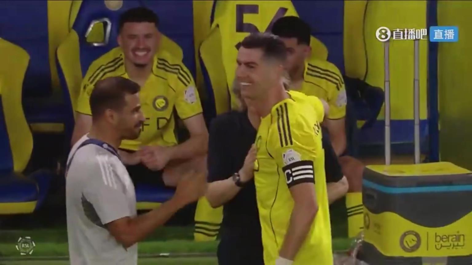 小细节!利雅得胜利主帅询问C罗是否愿意被换下,C罗点头同意~ 小细节!利雅得胜利主帅询问C罗是否愿意被换下,C罗点头同意~