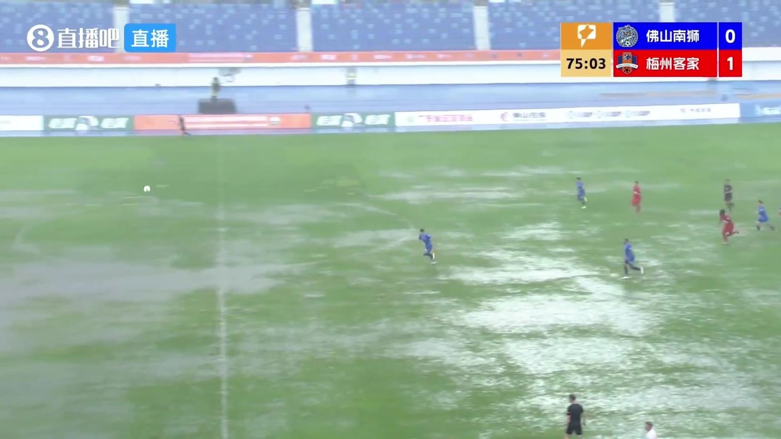 今年最搞笑的一场比赛?中甲双方雨中大战,皮球变幻莫测 今年最搞笑的一场比赛?中甲双方雨中大战,皮球变幻莫测