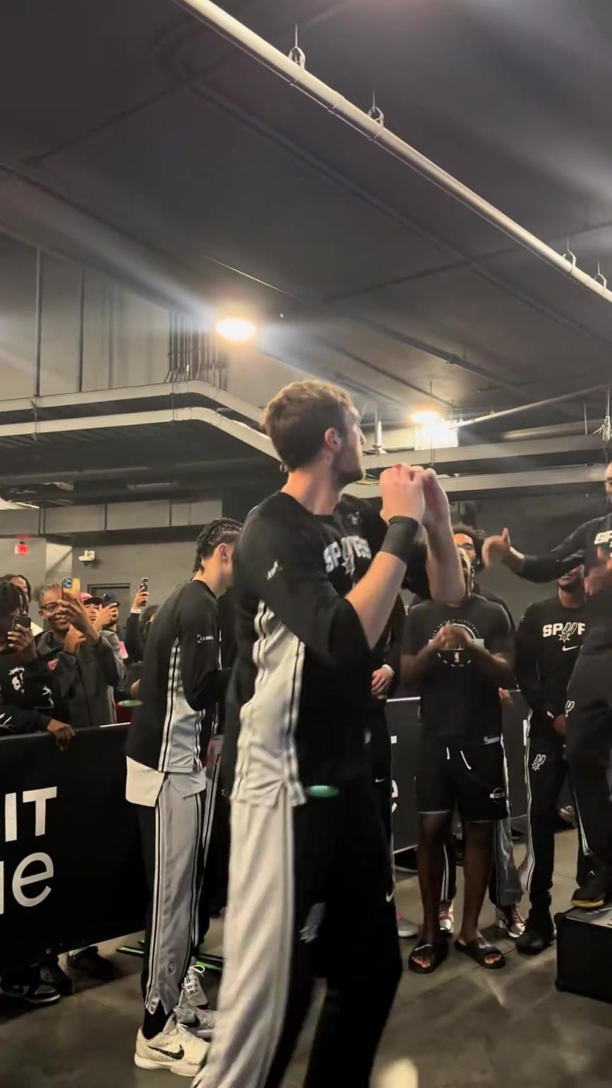 科内特这么有节目?平时看着挺老实 没想到支撑起马刺氛围组 科内特这么有节目?平时看着挺老实 没想到支撑起马刺氛围组