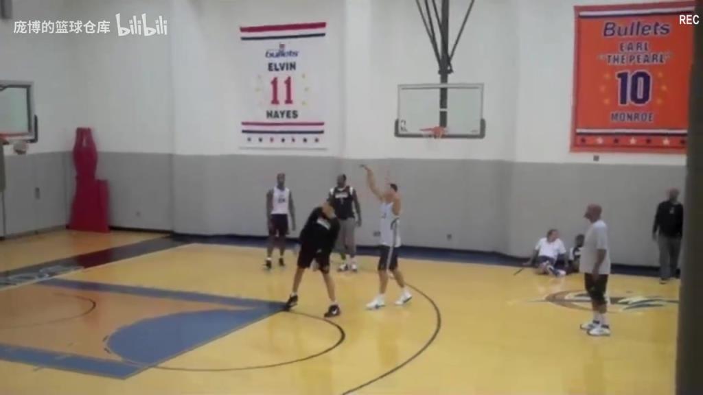 动态天赋确实超标啊!易建联奇才时期和队友的单挑训练! 动态天赋确实超标啊!易建联奇才时期和队友的单挑训练!