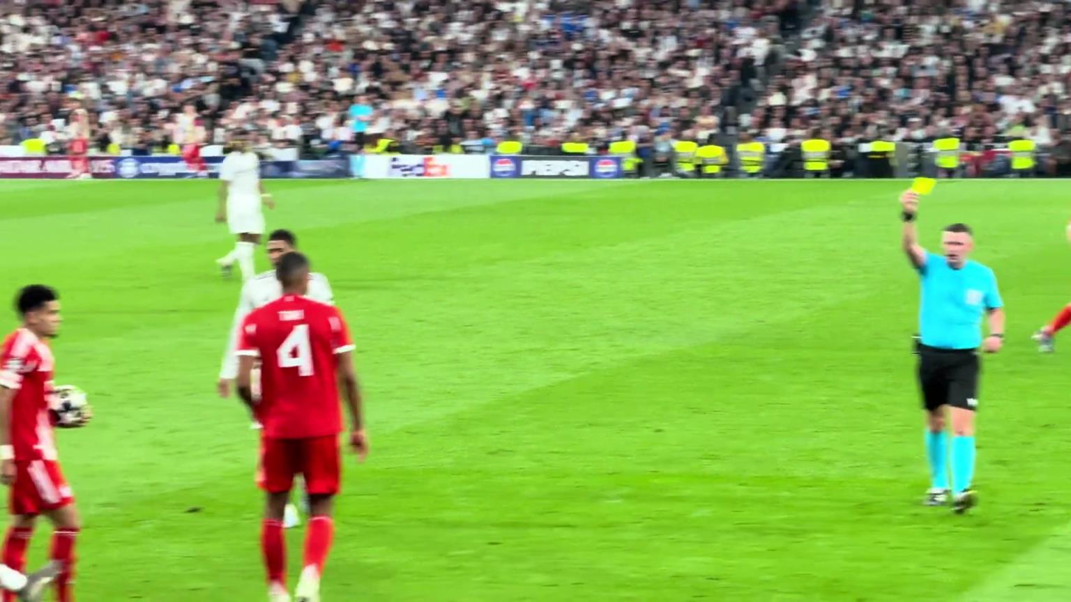 这一下是直红吗？近距离视角看拜仁后卫塔鞋钉刮到姆巴佩！