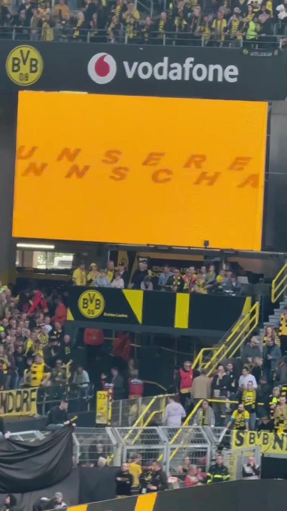 爱憎分明!现场直拍:多特球迷为施洛特贝克送上嘘声! 爱憎分明!现场直拍:多特球迷为施洛特贝克送上嘘声!