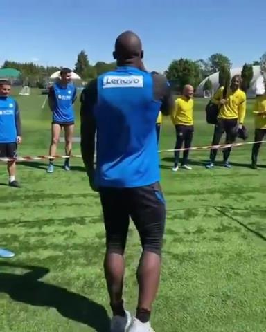 球队氛围良好!名场面:卢卡库主持孔蒂和劳塔罗的拳击赛! 球队氛围良好!名场面:卢卡库主持孔蒂和劳塔罗的拳击赛!