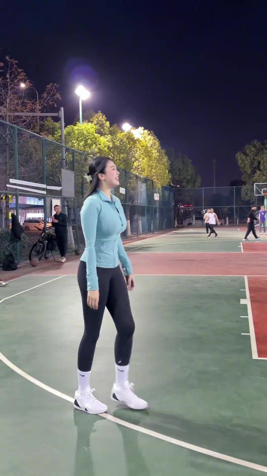 这豪放的身材真带劲 ,野球肘姐人美球技好,太飒啦 这豪放的身材真带劲 ,野球肘姐人美球技好,太飒啦