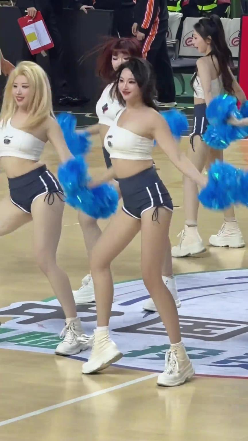 别眨眼 十几秒而已!这丰满的身材让人怎么专心看球 别眨眼 十几秒而已!这丰满的身材让人怎么专心看球