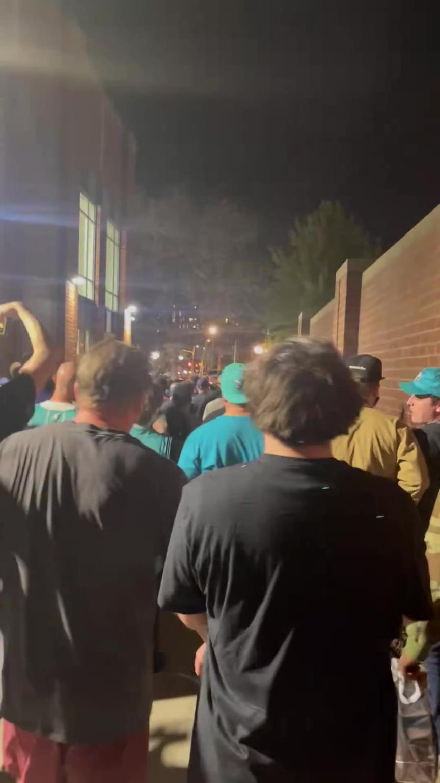 附加赛淘汰热火!大批黄蜂球迷走上街头庆祝! 附加赛淘汰热火!大批黄蜂球迷走上街头庆祝!