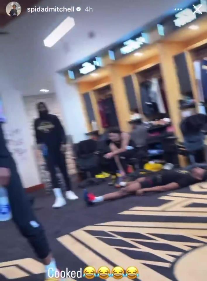 米切尔晒骑士训练后更衣室情况:有人都累到躺下了 米切尔晒骑士训练后更衣室情况:有人都累到躺下了