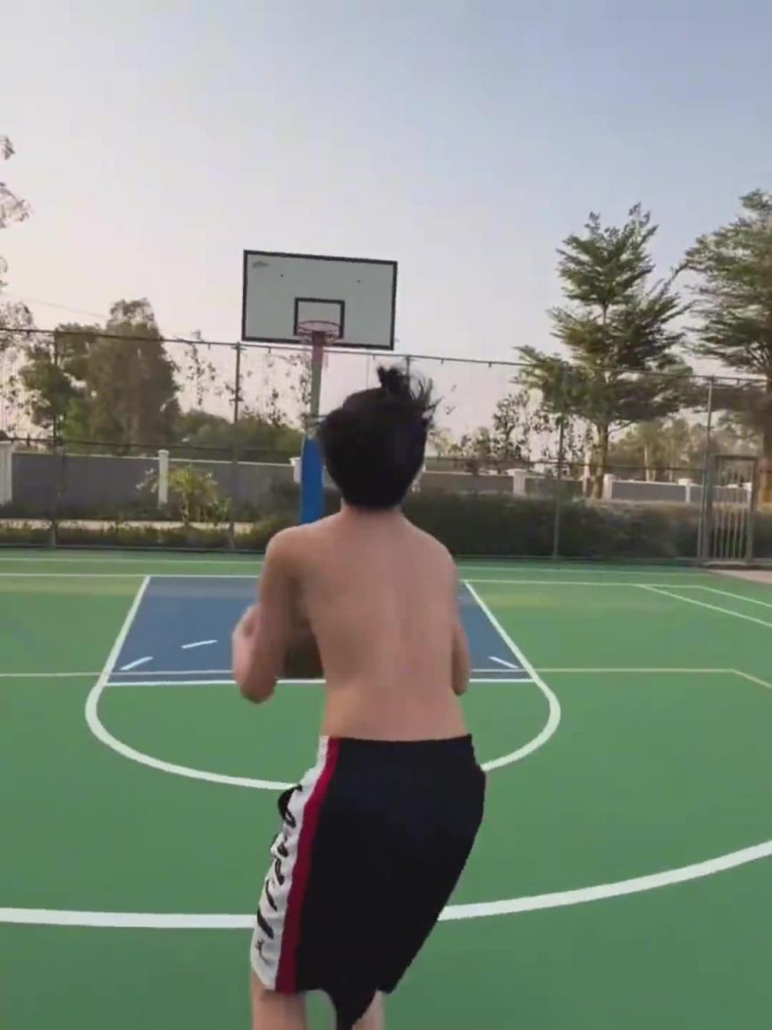 Jasper都长这么大了啊！那个软糯糯喊daddy的小团子都能上球场了