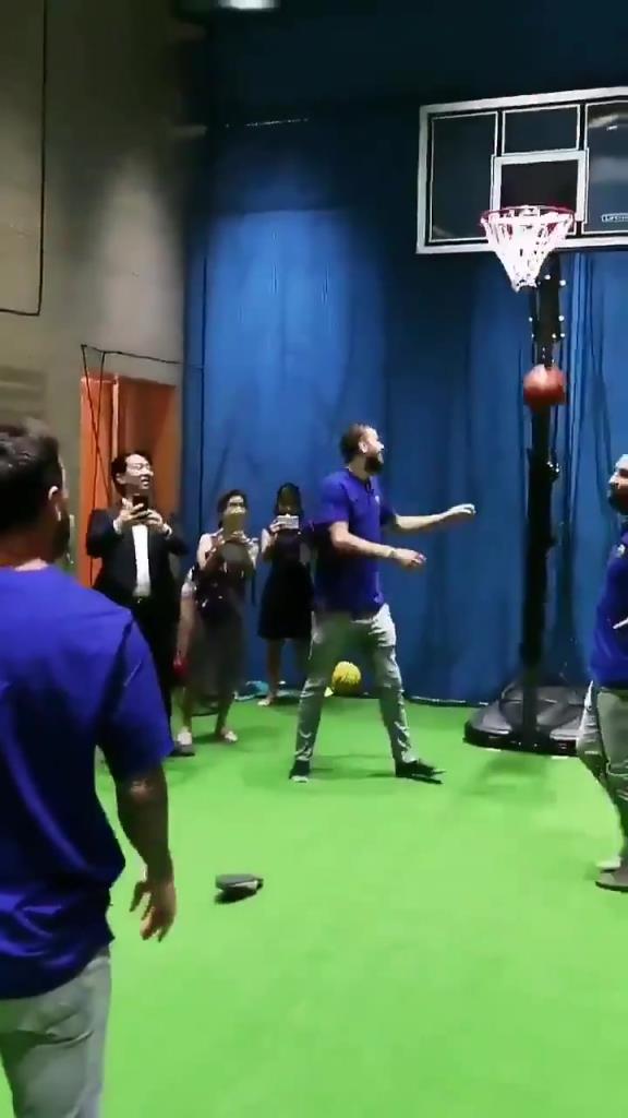 昔日巴萨兄弟篮球赛：梅西投篮，皮克抢板，这波情怀我先干为敬！