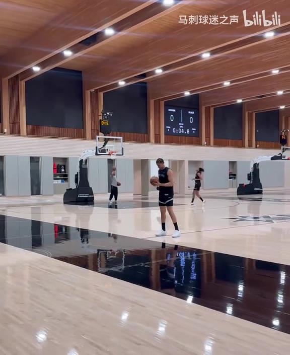 季后赛能做出贡献吗？卡布在刘易斯的指导下单练罚球！