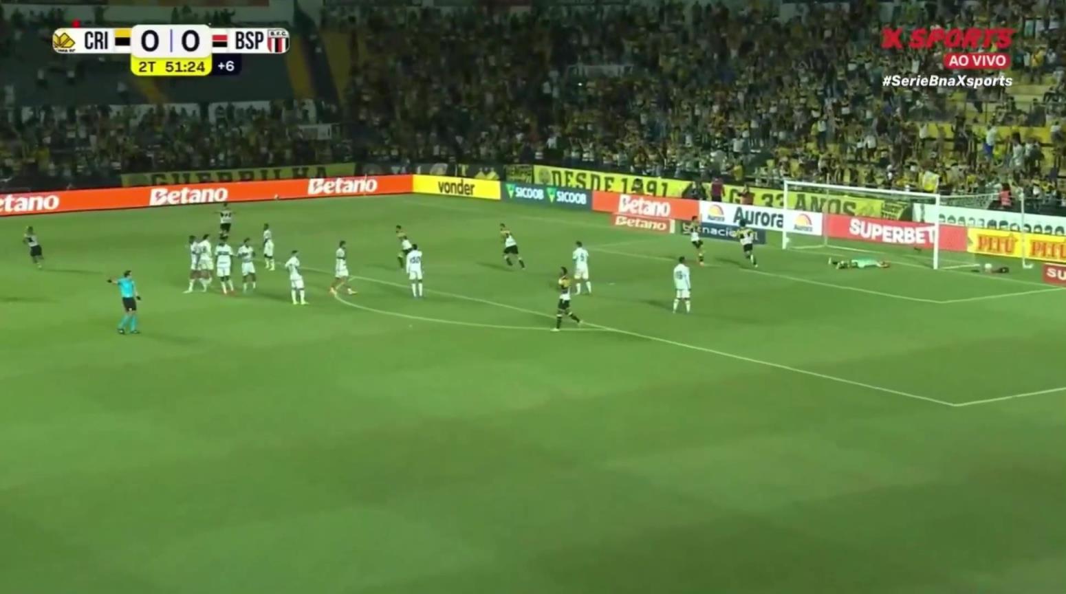 巅峰C罗附体！巴乙球员远距离电梯球绝杀