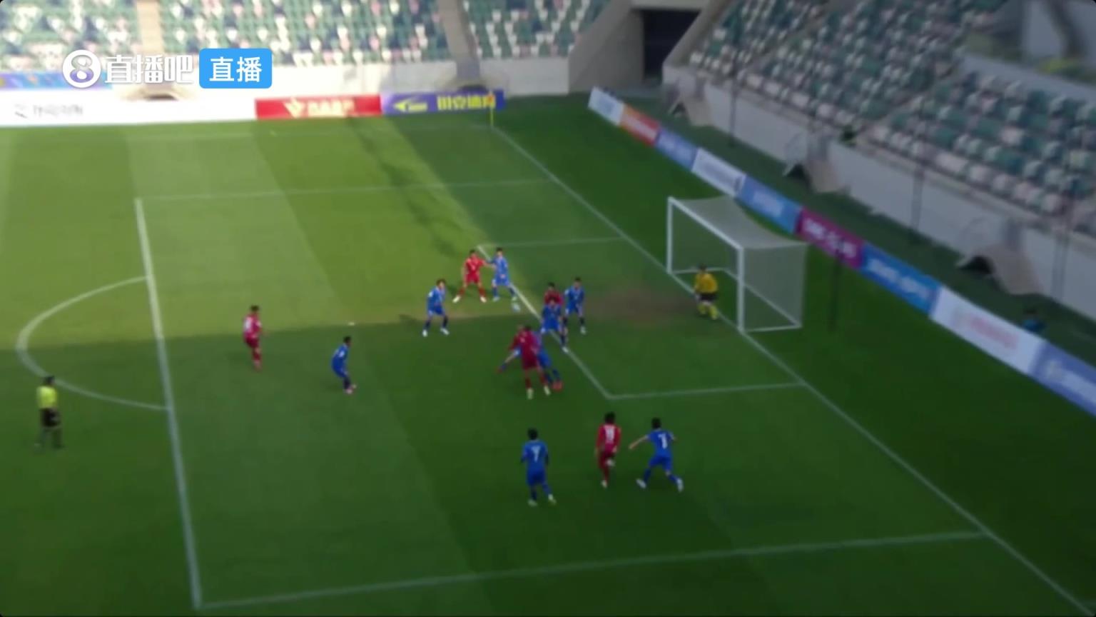 往哪边顶？中冠赛场惊现乌龙：山西龙盛球员俯身顶进自家球门