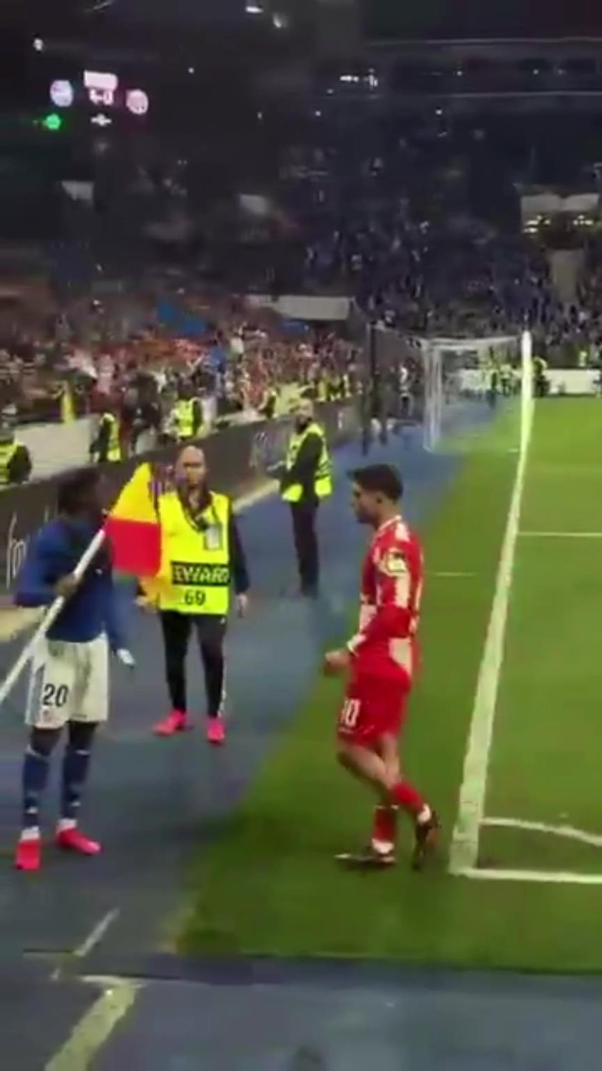 差点被打！白堡前锋赛后脱衣举角旗杆挑衅引冲突