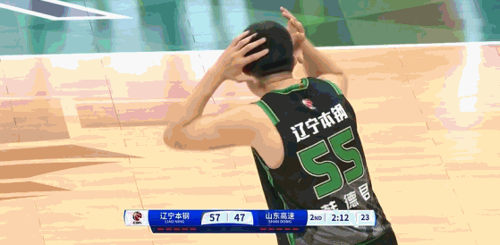 韓德君搶籃板再次犯規(guī)上場(chǎng)不到6分鐘吃到第5犯抱頭不敢相信！