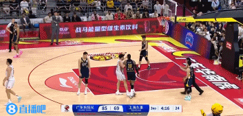 强度很大！洛夫顿和莫兰德缠斗互相夹住对方胳膊 裁判及时拉开