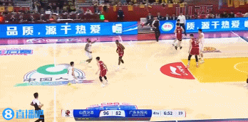 篮下有高度尽管抛！徐昕接徐杰妙传空接扣篮