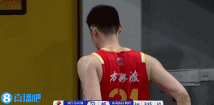 不太舒服？半场还没结束 胡金秋提前边捶屁股边走向更衣室...