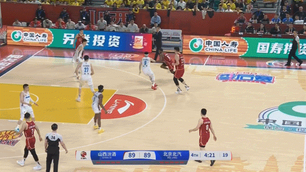 把握機(jī)會(huì)！賈明儒底角大空位 長(zhǎng)兩分堅(jiān)決出手洞穿籃心
