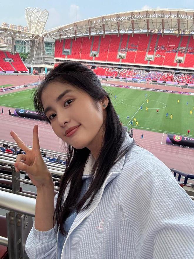 赵丽娜现身女足亚冠半决赛现场：女足首届亚冠！武汉加油