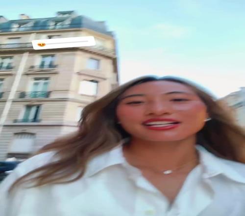 心情美郑钦文边走边唱蔡依林《日不落》，社媒晒吃大餐