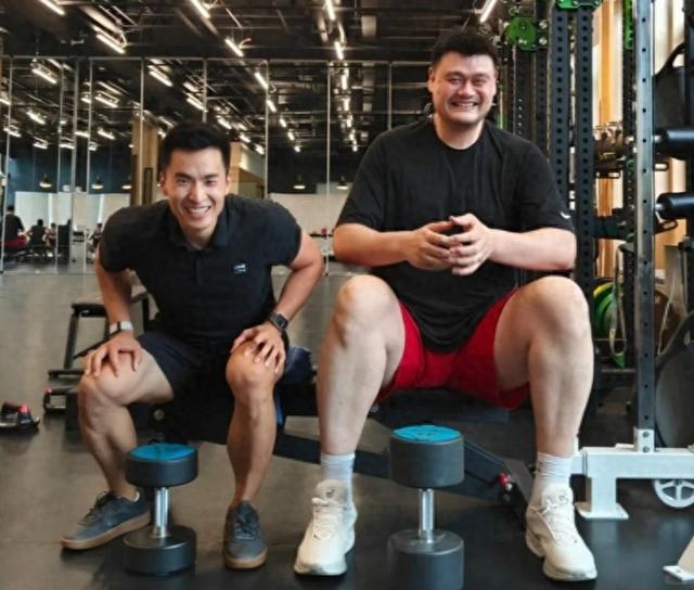 瘦了！網(wǎng)友曬姚明訓(xùn)練照 透露大姚已恢復(fù)訓(xùn)練兩個(gè)多月