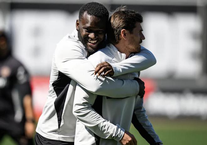 奥科查：博尼费斯得为位置而战；建议他自己做出未来的决定