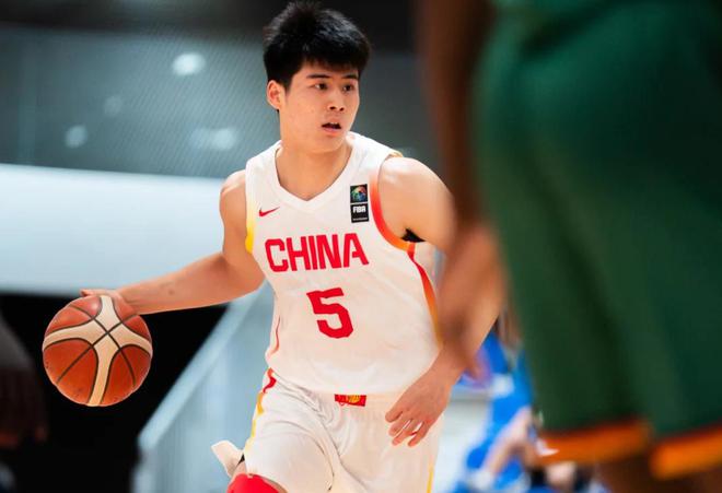 12投狂砍25分！19岁新星化身中国男篮后场大腿，朱芳雨捡漏成功