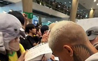 熱刺抵達韓國受到熱烈歡迎，有球迷在與麥迪遜合影時激動流淚
