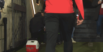 倒霉,奧格斯堡中場亞基奇在球員通道下樓梯時崴腳被換下