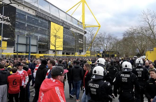 德媒:有29名拜仁球迷試圖用非正規(guī)門(mén)票進(jìn)場(chǎng),警方與之起沖突