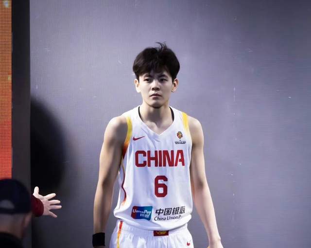 中国女篮今夜变阵，半场领先南苏丹10分！罗欣棫9分，张子宇8分