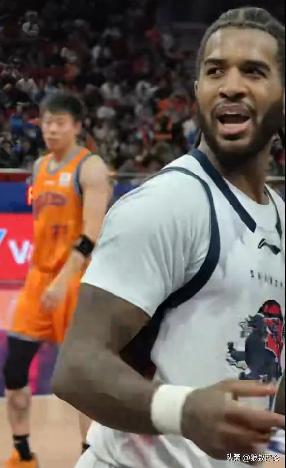 山东外援克里斯比赛间歇中文辱骂上海球迷：xx 引发场边强烈不满