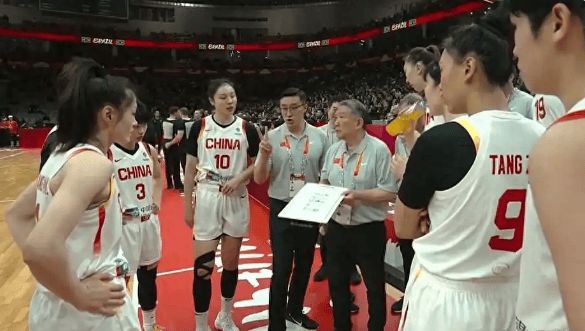 中国女篮83-71力克巴西，张曼曼逆袭，双塔战术存短板