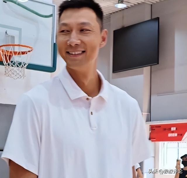 状态真好！易建联出席薪火训练营活动被调侃“晒黑了 都要出斑”