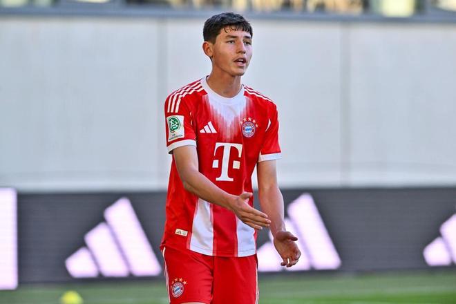 拜仁16岁小将帕维奇迎首秀，成为欧冠历史首位登场的10后球员