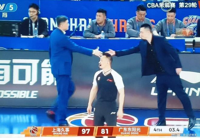 牛逼！14分26板4帽，广东4内线被他锤爆，付政浩给杜锋提出一建议