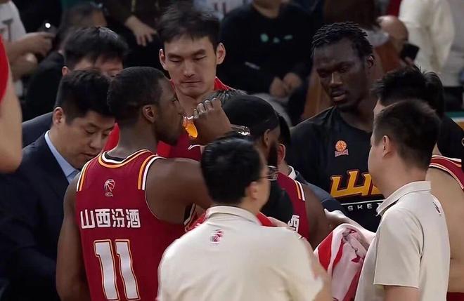 上海男篮32分大胜山西，命中21个三分球，李弘权27+5李添荣18分