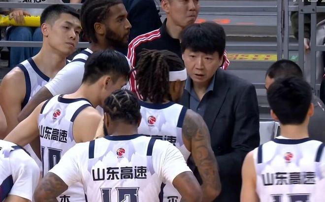 山东男篮官宣，签下2米15救火大外援，NBL联赛场均24+11！