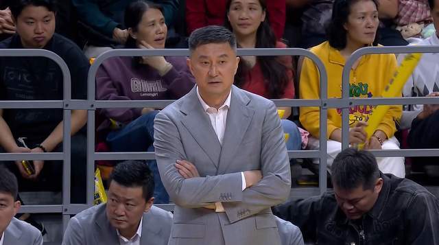 广东男篮有救了？功勋现身球队大巴，有望辅佐杜锋，破解2大顽疾
