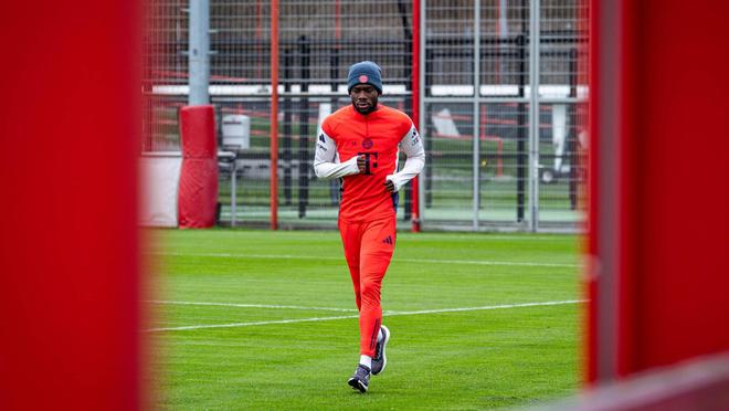 阿方索今天恢復(fù)場(chǎng)地訓(xùn)練,圖片報(bào):他預(yù)計(jì)對(duì)弗賴堡時(shí)回歸