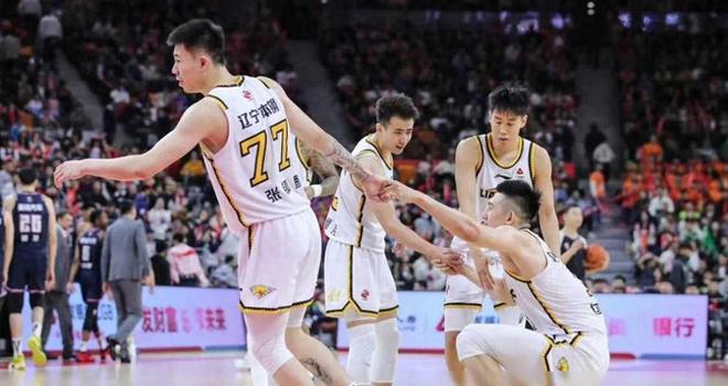 CBA疯狂一夜！积分榜乱了：榜首易主，辽宁男篮下跌，广东升第3