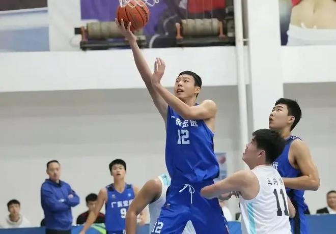 “小易建联”狂砍20+10！中国击败澳大利亚球队，宏远内线希望？